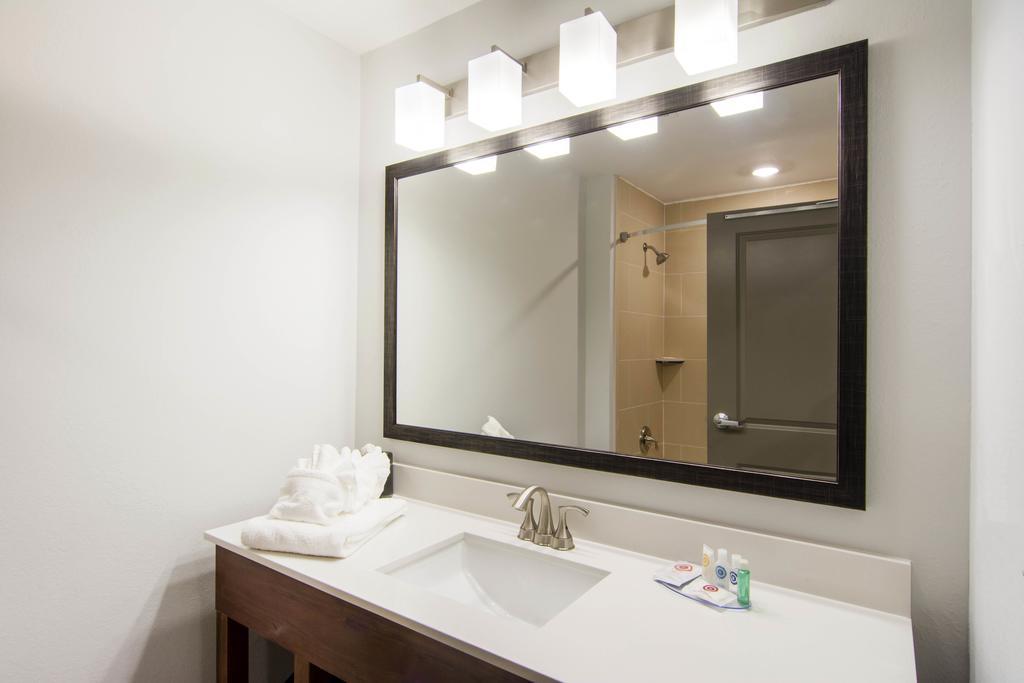 Comfort Inn & Suites East אלייז'ה מראה חיצוני תמונה